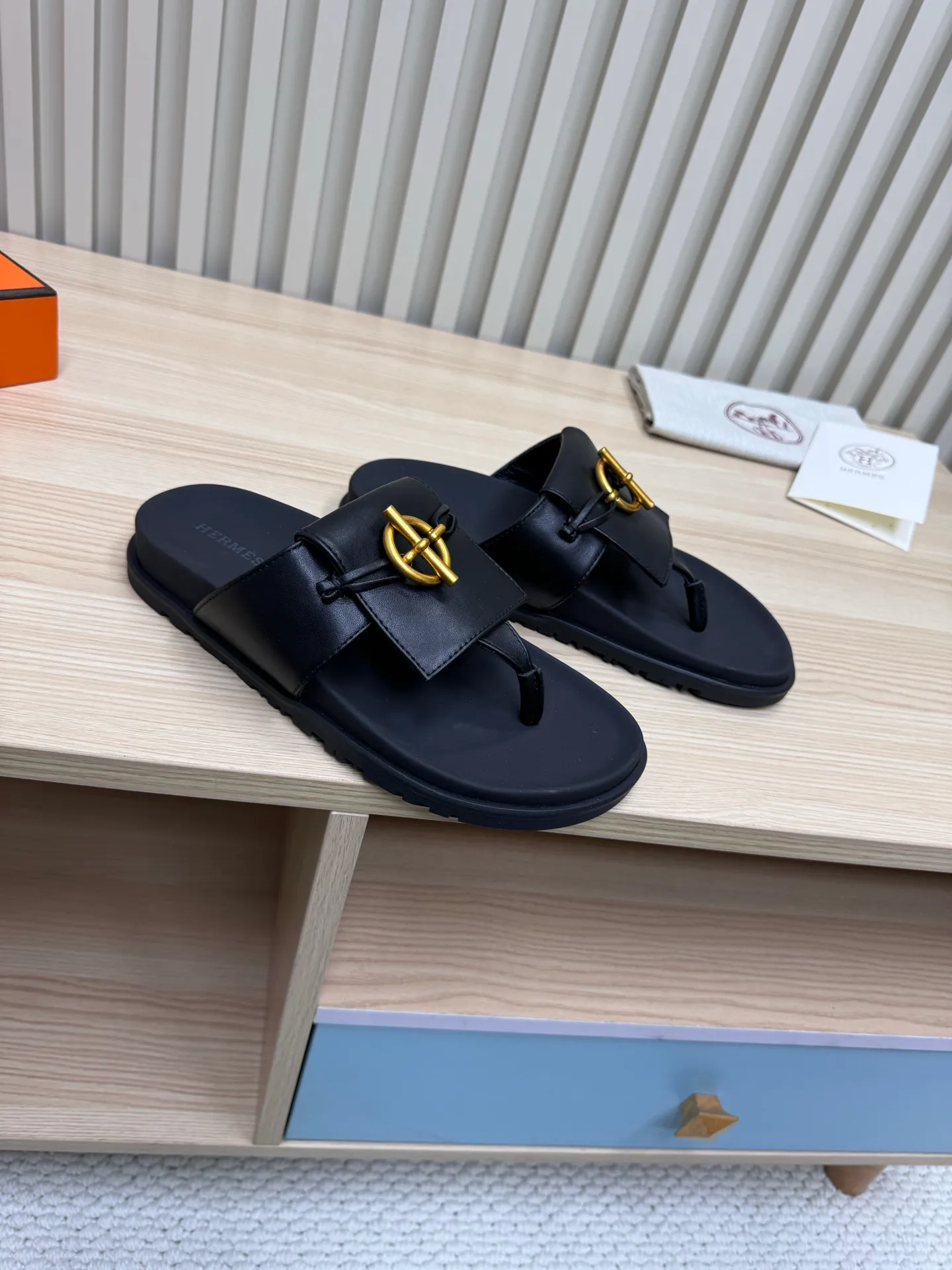 👟👟Ex-factory price 502👟👟Hermes🐎The extremely popular couple’s slippers/the latest hardware buckle sandals and slippers, paired with various colorful socks, so trendy!  ———————— Upper: imported cowhide/sheep leather/cloth/palmprint leather lining: imported cowhide/sheepskin outsole: Tpu non-slip and wear-resistant outsole Female size: 35-42 (40.41.42 non-returnable and non-exchangeable) Male code: 39-45 (45 non-returnable and non-exchangeable)